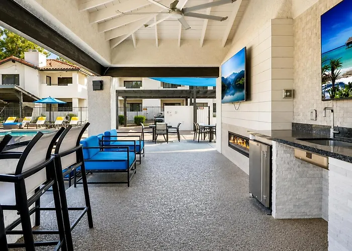 Escape 2br 2ba Pool Gym And King Bed Apartment *